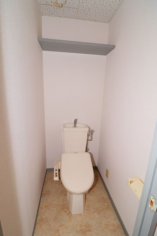 トイレは温水洗浄便座付き　棚も付いています