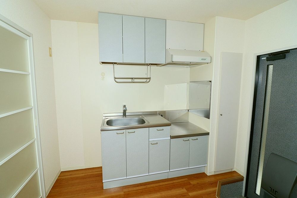 キッチンはコンパクトですが、1人分の食器等収納スペースはしっかりあります！