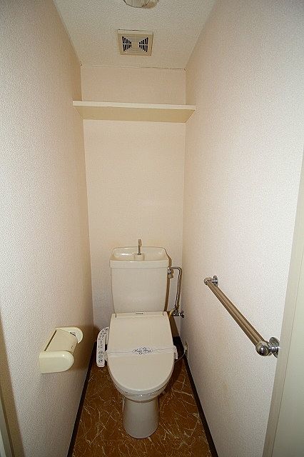 トイレは温水洗浄便座付き　棚付き