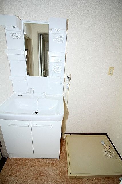 洗面脱衣所　朝の身支度にも便利なシャワー付き洗面台