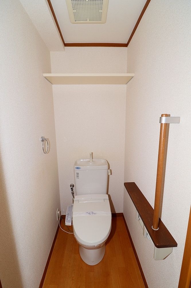 トイレは温水洗浄便座付き　上部棚も有ります