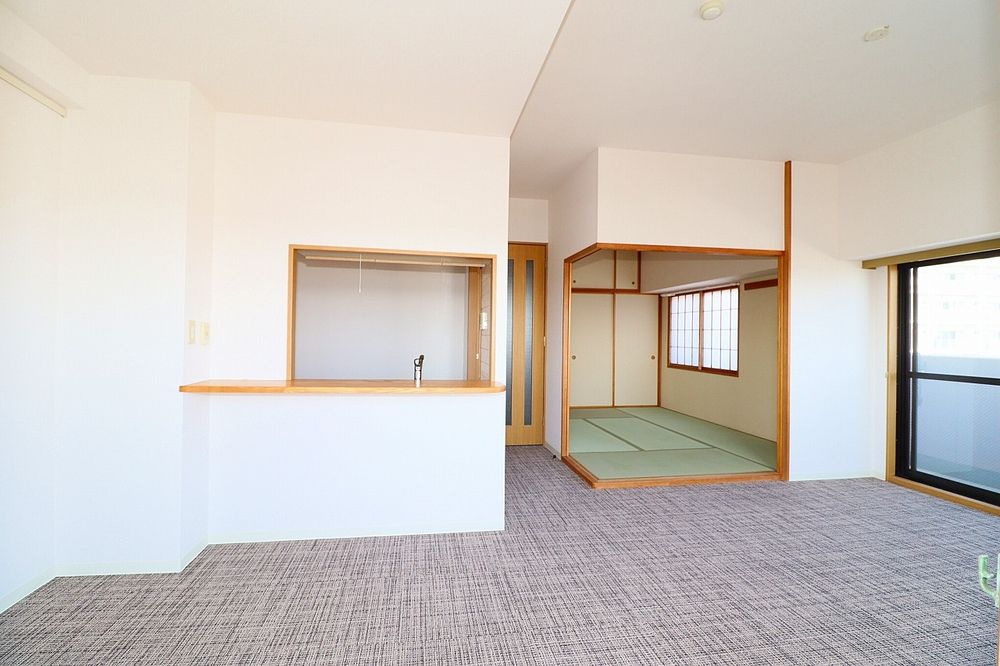 和室との仕切り戸を開けて広く利用もできます 和室との仕切り戸を開けて広く利用もできます
