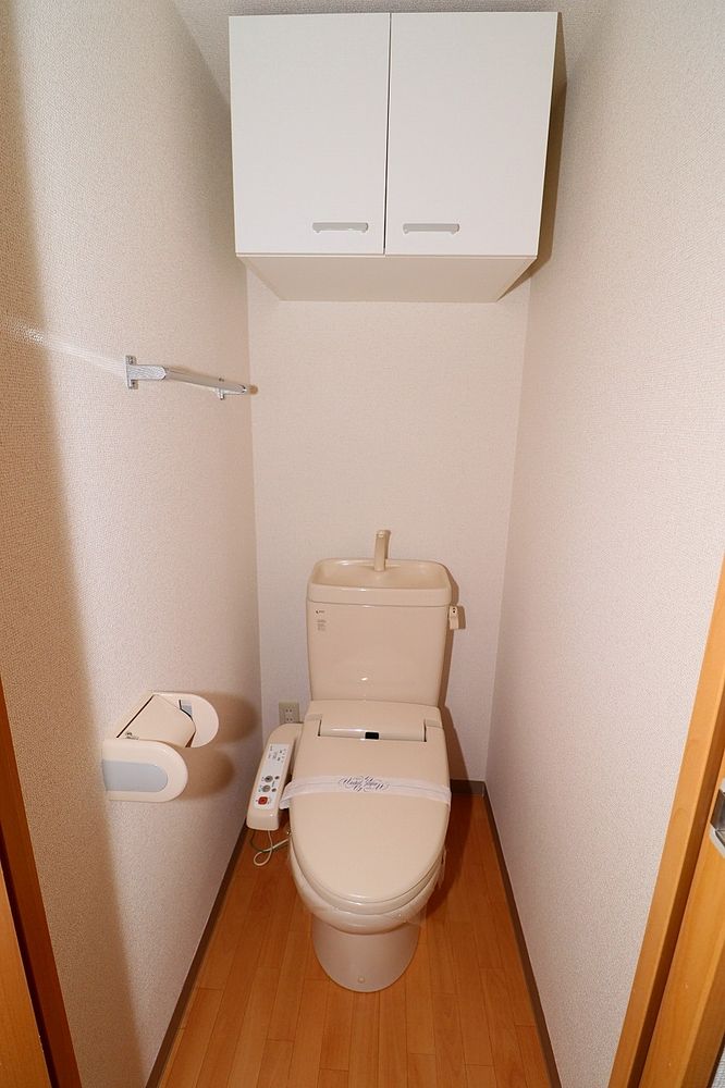 トイレは温水洗浄便座付き 棚も付いています♪ トイレは温水洗浄便座付き 棚も付いています♪