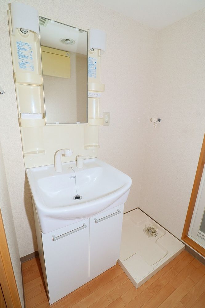 洗面脱衣所 朝の身支度にも便利なシャワー付き洗面台 洗面脱衣所 朝の身支度にも便利なシャワー付き洗面台