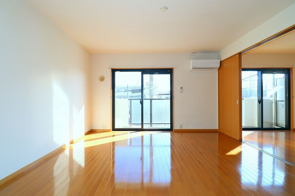仕切り戸を開けて広く利用もできます 仕切り戸を開けて広く利用もできます
