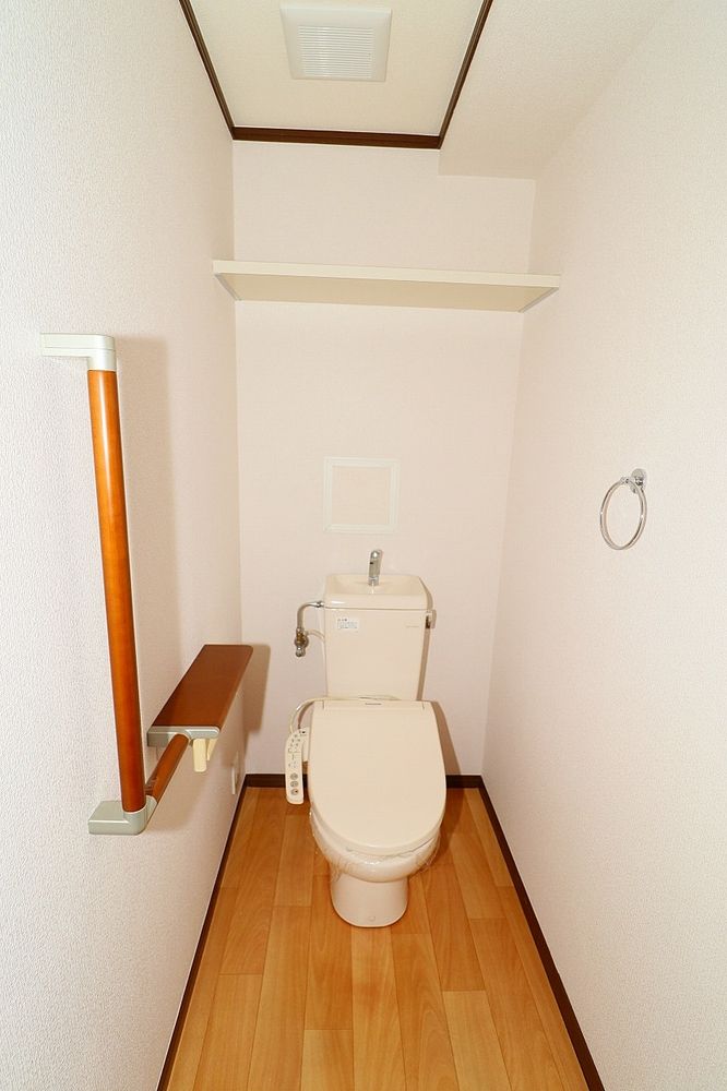 トイレは温水洗浄便座付き 棚も付いています トイレは温水洗浄便座付き 棚も付いています