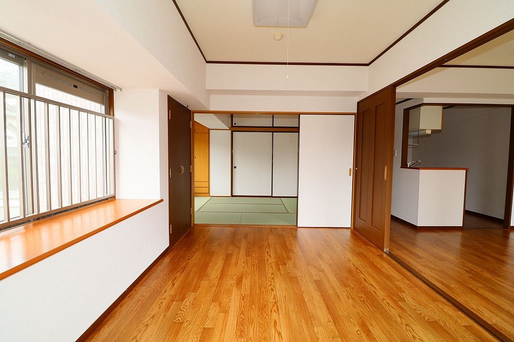 仕切り戸を開けて続き間として広く利用も出来ます 仕切り戸を開けて続き間として広く利用も出来ます