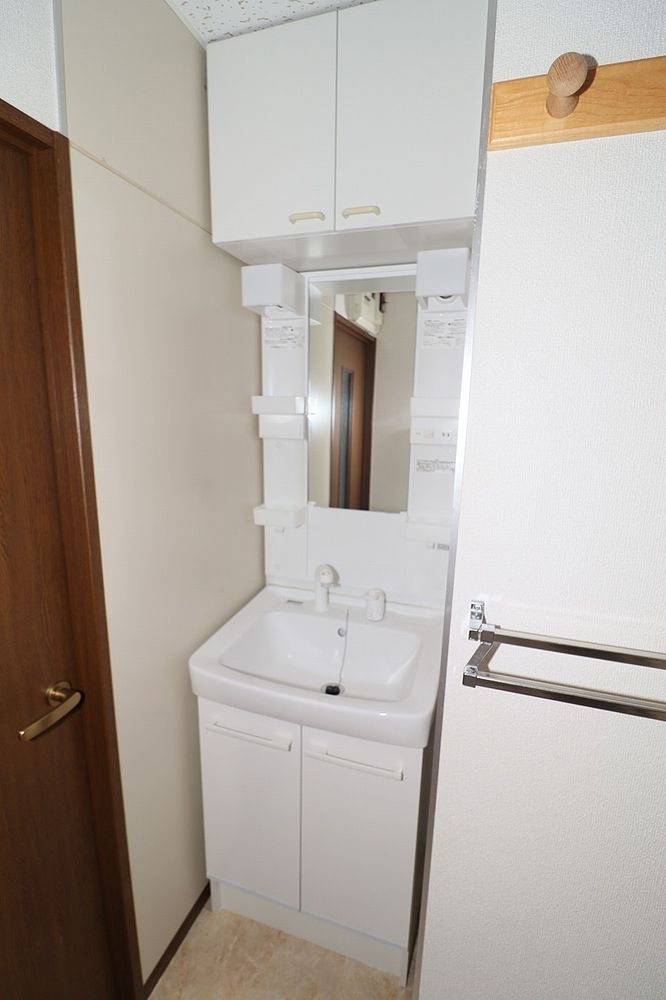 朝の身支度にも便利なシャワー付き洗面台 朝の身支度にも便利なシャワー付き洗面台