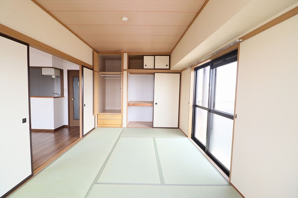収納はタンス、天袋付き 収納はタンス、天袋付き