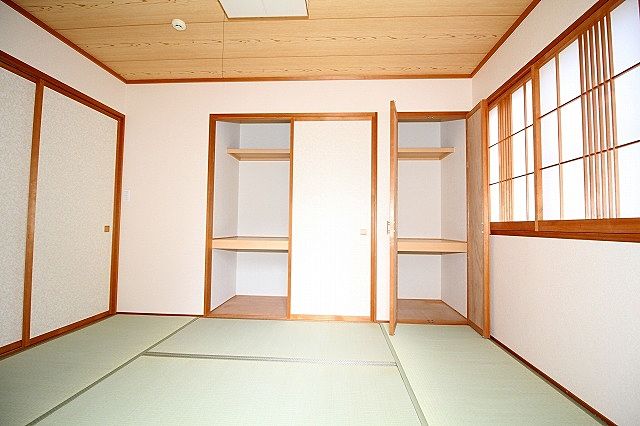 収納は上部に棚もあります