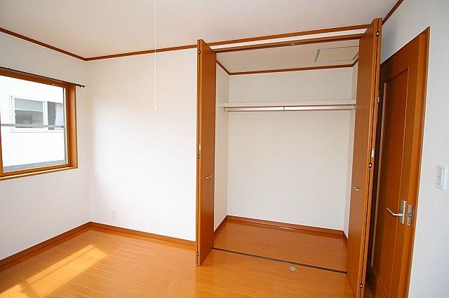 収納はハンガーパイプ付き