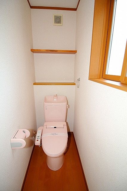 2階トイレ 窓付きです