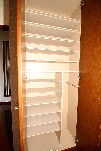 玄関横に下駄箱がついているので、片付いた玄関がキープできます 玄関横に下駄箱がついているので、片付いた玄関がキープできます