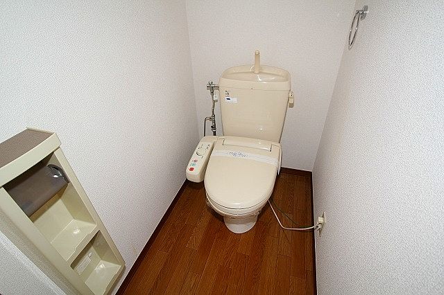 トイレは温水洗浄便座付き 上部にはトイレットペーパー等が置ける棚付き トイレは温水洗浄便座付き 上部にはトイレットペーパー等が置ける棚付き