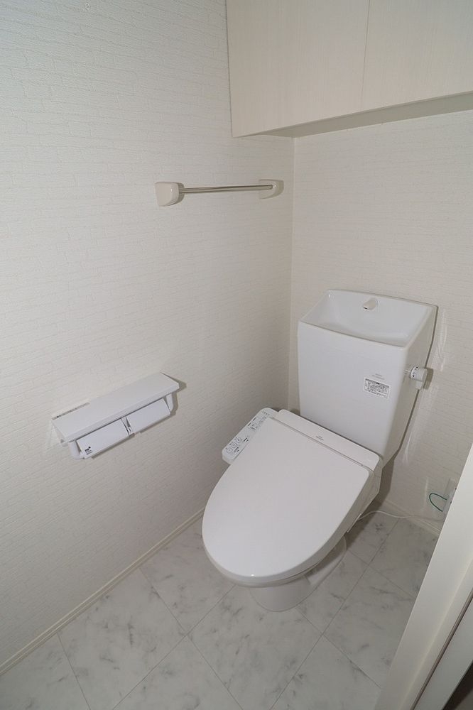トイレは温水洗浄便座付き 棚も付いています トイレは温水洗浄便座付き 棚も付いています