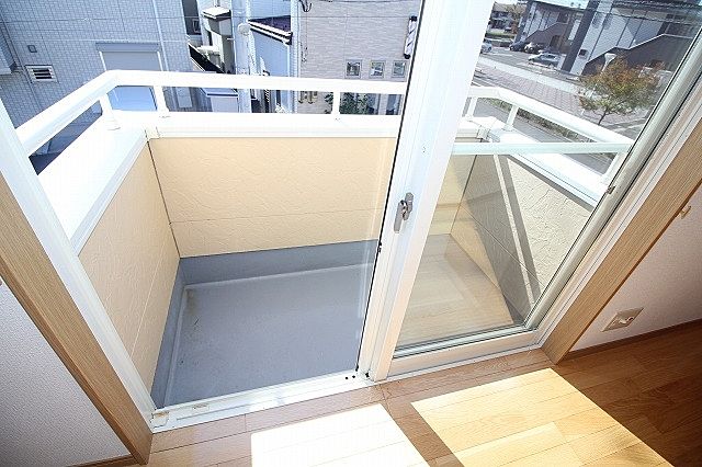 バルコニーは日当たりも良好 お洗濯物もぽかぽか♪ バルコニーは日当たりも良好