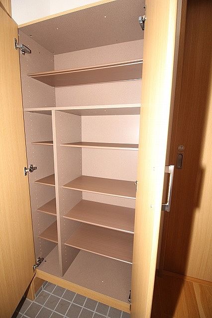 玄関横に下駄箱がついているので、片付いた玄関がキープできます 玄関横に下駄箱がついているので、片付いた玄関がキープできます