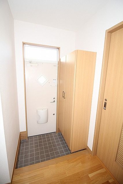 窓付きで明るい玄関 窓付きで明るい玄関