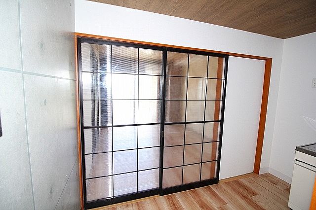 キッチン、洋室間仕切り戸を閉めれば独立したお部屋