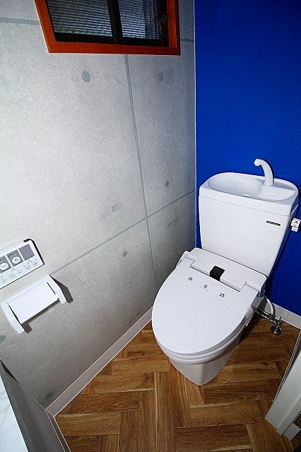 トイレは温水洗浄便座付き 窓もあります