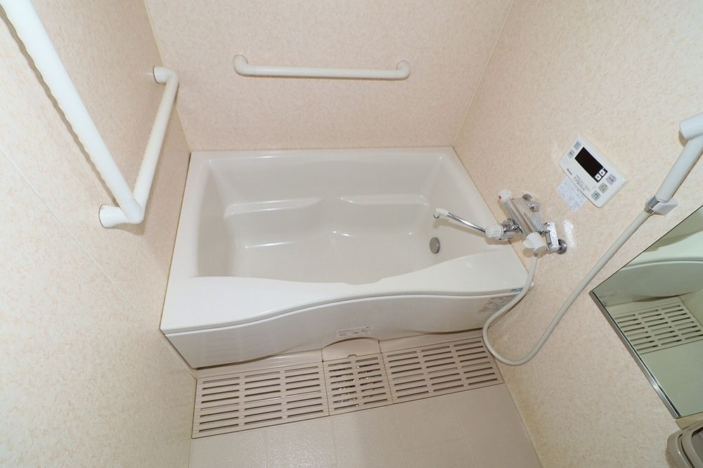 寒~い冬の必需品!追焚機能付き浴室! 手すり付きで万人にやさしい浴室♪ 寒~い冬の必需品!追焚機能付き浴室! 手すり付きで万人にやさしい浴室♪