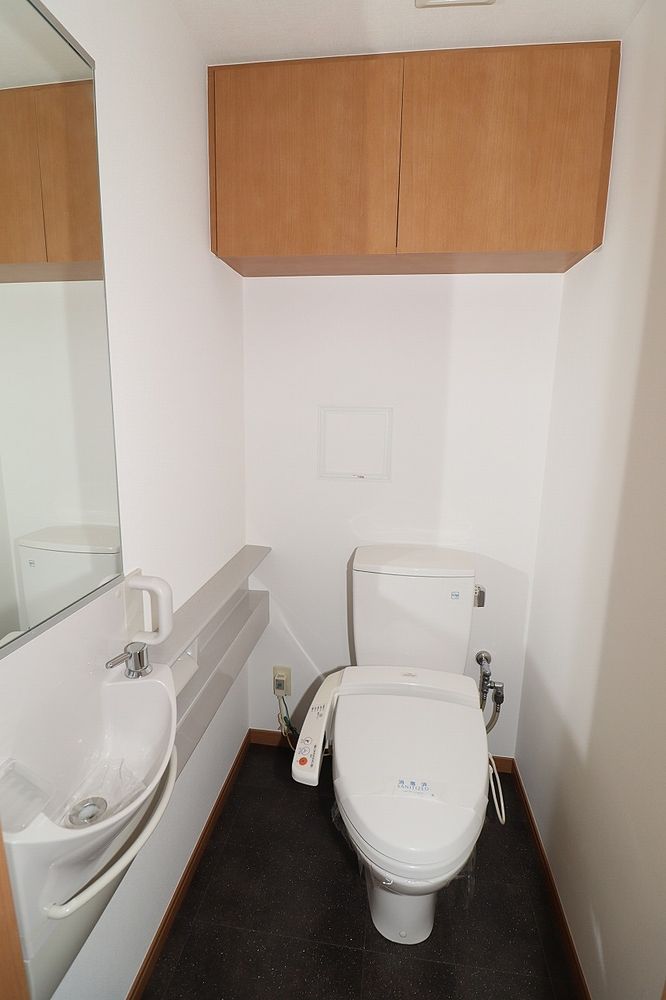 トイレは手洗い場独立 棚も付いています トイレは手洗い場独立 棚も付いています
