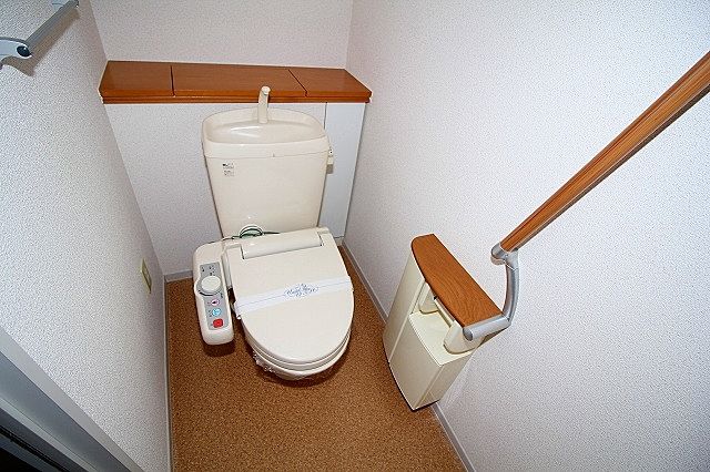 トイレは温水洗浄便座付き 手すりも付いています トイレは温水洗浄便座付き 手すりも付いています