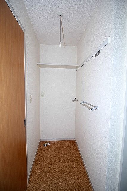 洗面脱衣所 室内物干し金具付き ちょっとしたお洗濯物も室内で干すことが出来ます 洗面脱衣所 室内物干し金具付き ちょっとしたお洗濯物も室内で干すことが出来ます