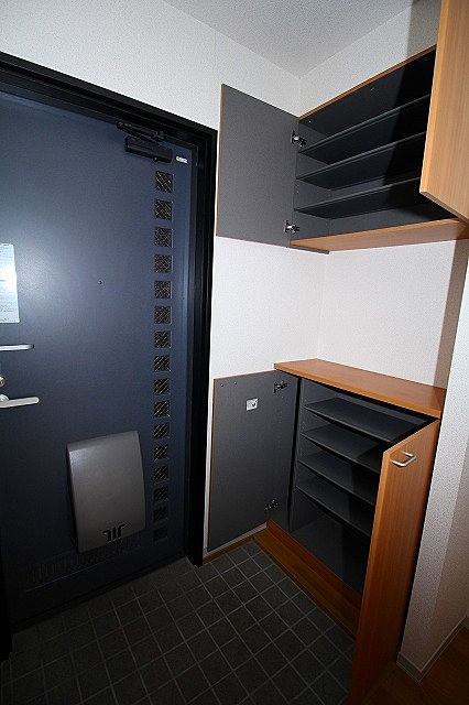玄関横に下駄箱がついているので、片付いた玄関がキープできます 玄関横に下駄箱がついているので、片付いた玄関がキープできます