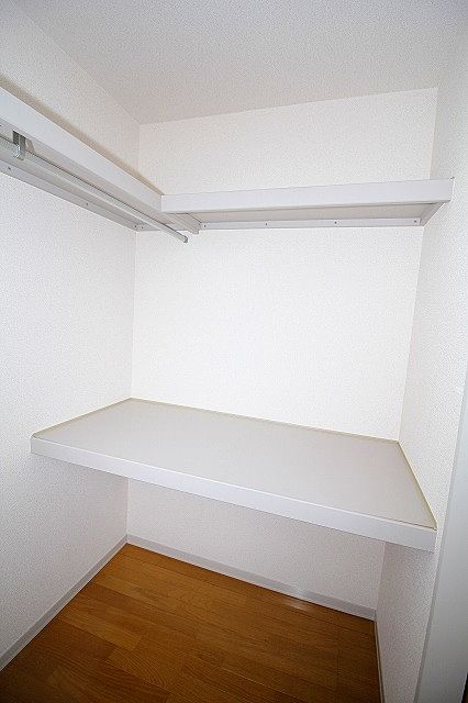 ウォークインクローゼット付き、お部屋もすっきり片づけられます ウォークインクローゼット付き、お部屋もすっきり片づけられます