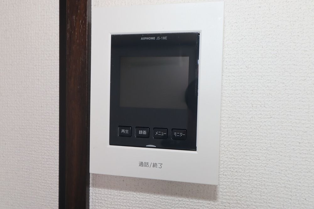 来訪者の対応はTVモニター付インターホンで 来訪者の対応はTVモニター付インターホンで