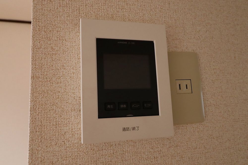 来訪者の対応はTVモニター付インターホンで 来訪者の対応はTVモニター付インターホンで
