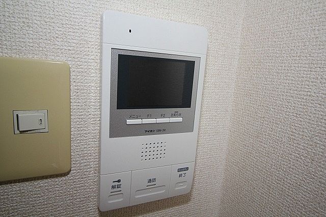 来訪者の対応はTVモニター付インターホンで