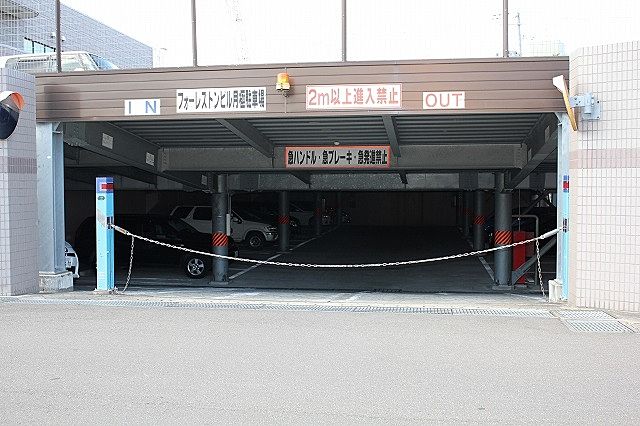 駐車場 チェーンゲート付き、半地下屋根有り 駐車場 チェーンゲート付き、半地下屋根有り