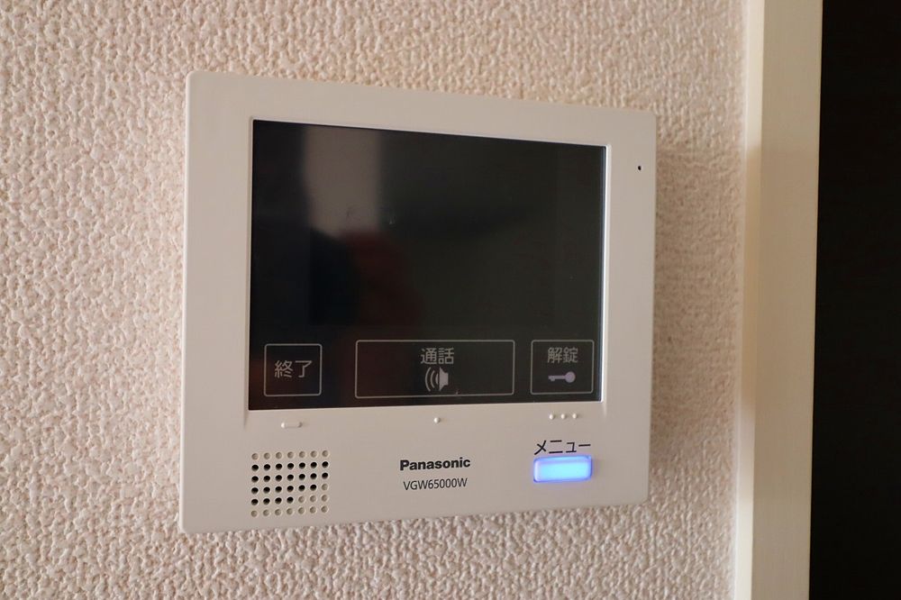 来訪者の対応はTVモニター付インターホンで 来訪者の対応はTVモニター付インターホンで