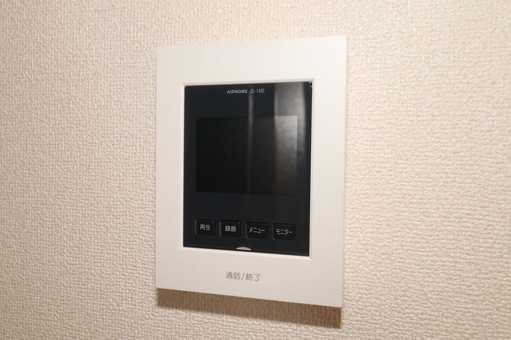 来訪者の対応はTVモニター付インターホンで 来訪者の対応はTVモニター付インターホンで