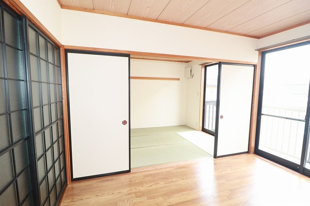仕切戸を開けて広く利用もおすすめです 仕切戸を開けて広く利用もおすすめです