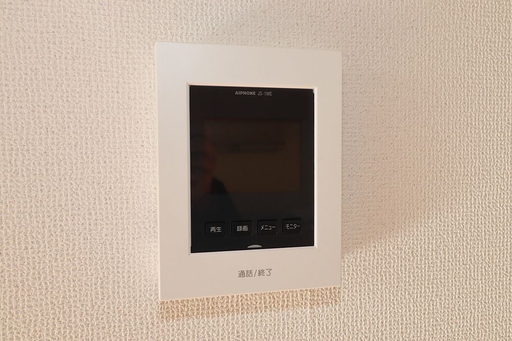 来訪者の対応はTVモニター付インターホンで 来訪者の対応はTVモニター付インターホンで