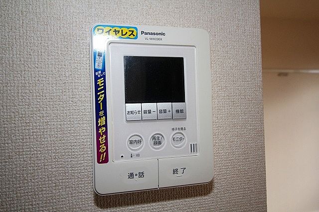 来訪者の対応はTVモニター付インターホンで 来訪者の対応はTVモニター付インターホンで