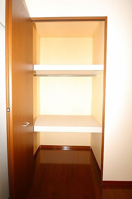 ハンガーパイプも付いた収納 ハンガーパイプも付いた収納