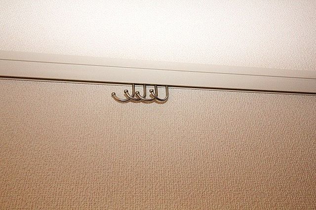 洋服や帽子を掛けたりと何かと便利な壁掛けフック 洋服や帽子を掛けたりと何かと便利な壁掛けフック