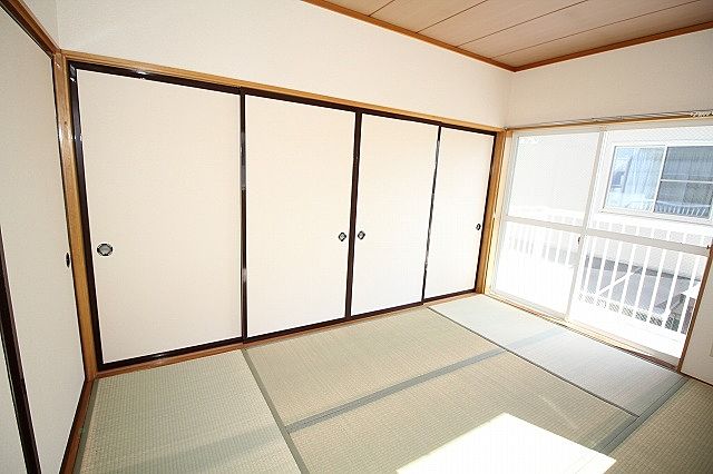 和室間の襖を閉めれば独立した6帖