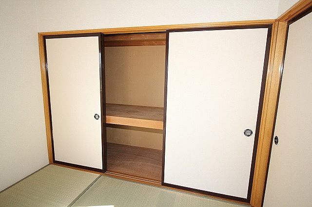 上部棚付き押入れ