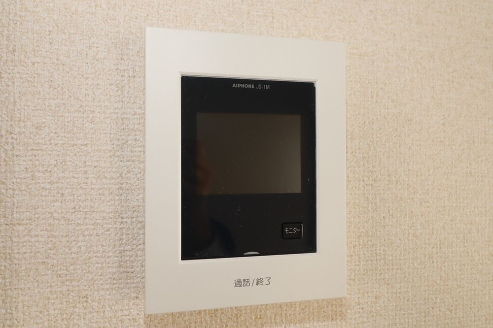 来訪者の対応はTVモニター付インターホンで 来訪者の対応はTVモニター付インターホンで