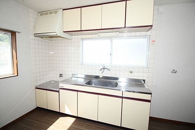 手元も明るいキッチン 作業も楽になる広いシンクも魅力です