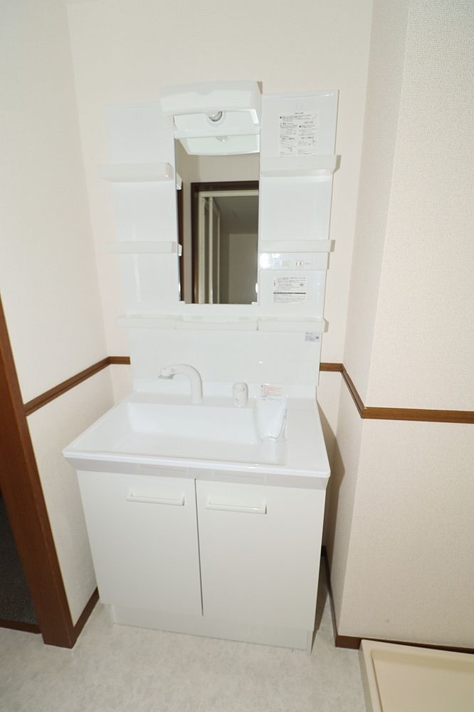 朝の身支度にも便利なシャワー付き洗面台 朝の身支度にも便利なシャワー付き洗面台