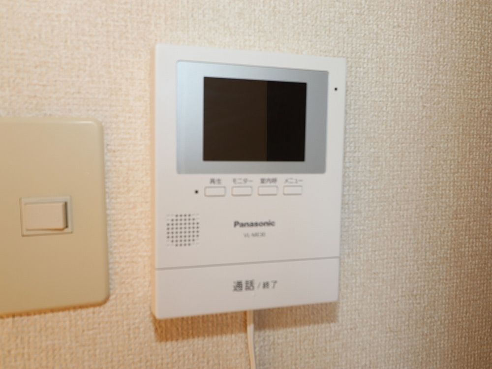来訪者の対応はTVモニター付インターホで 来訪者の対応はTVモニター付インターホで