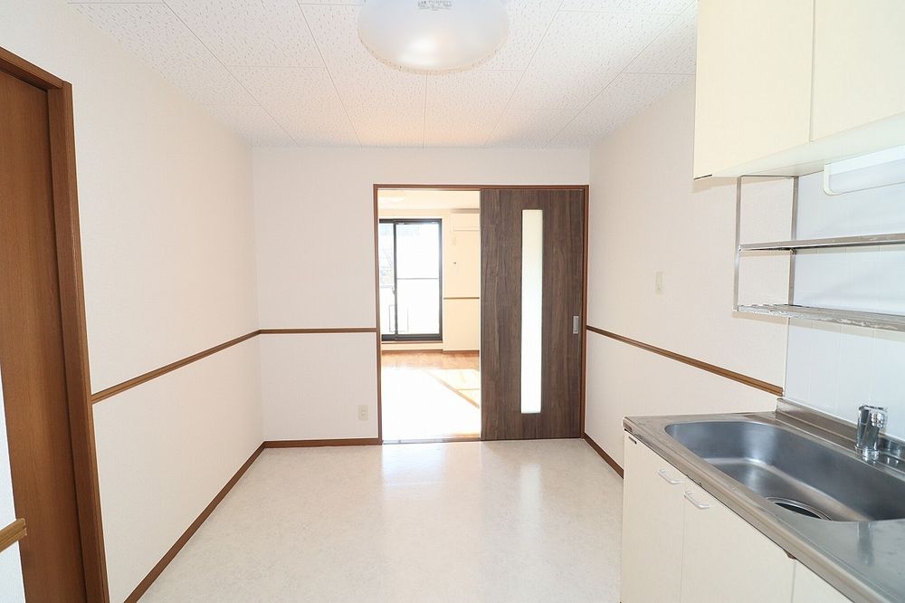 キッチン、洋室間 キッチン、洋室間