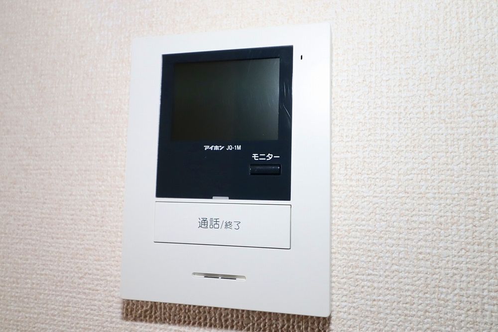 来訪者の対応はTVモニター付インターホンで 来訪者の対応はTVモニター付インターホンで