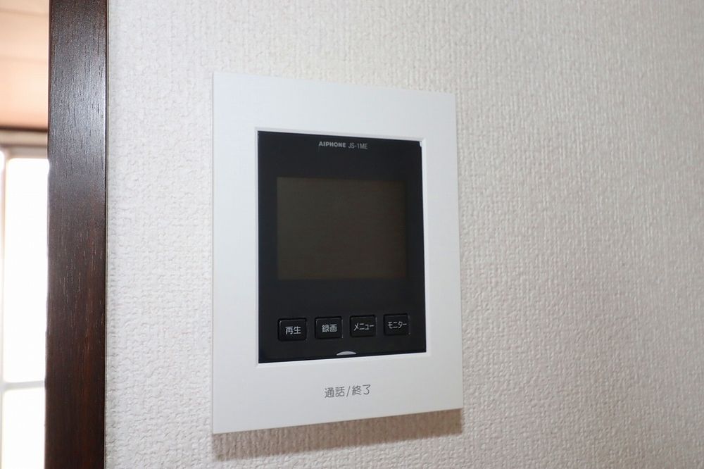 来訪者の対応はTVモニター付インターホンで 来訪者の対応はTVモニター付インターホンで